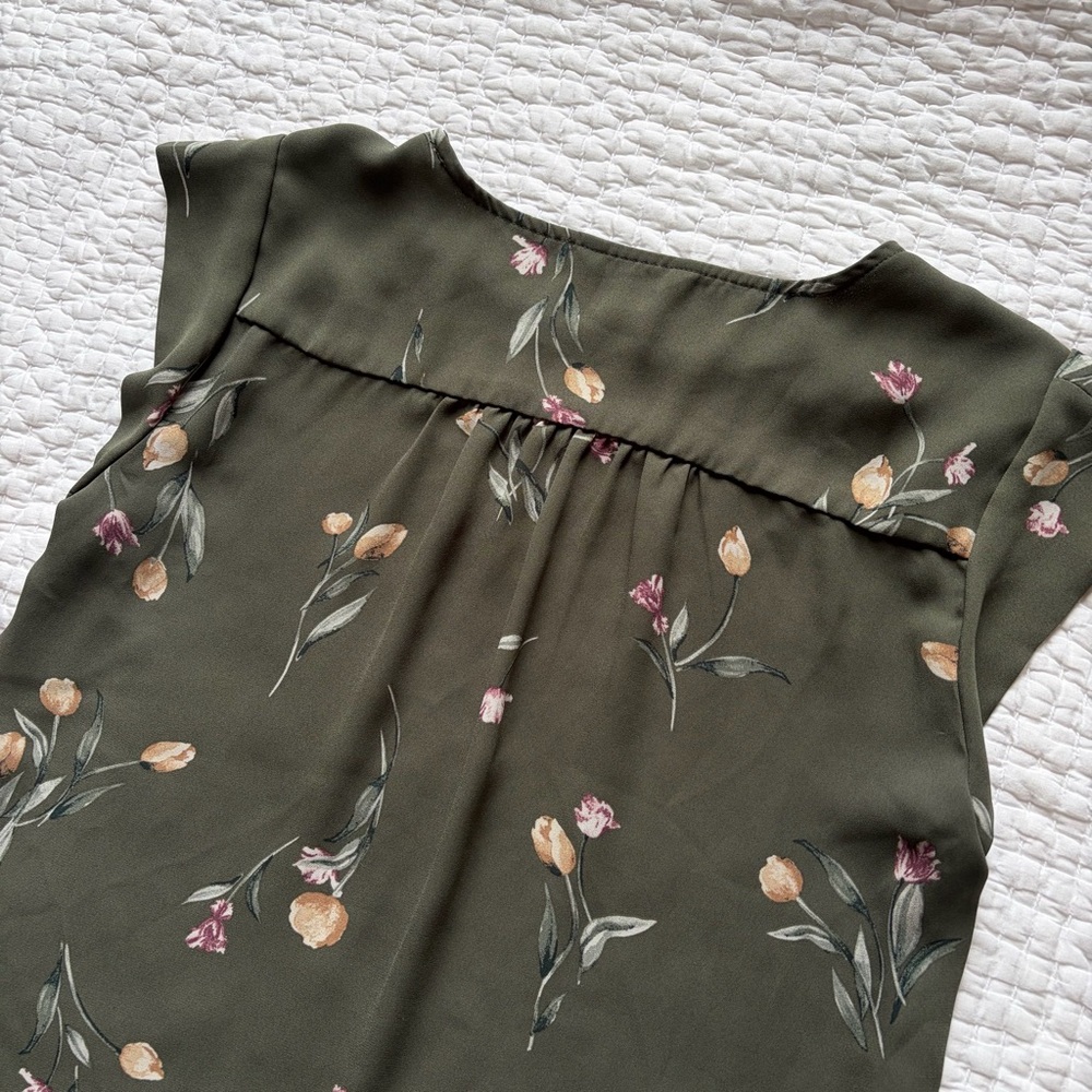 Reitman’s Sleeveless Floral Blouse - Olive Green Size XS - Picture 5 of 5